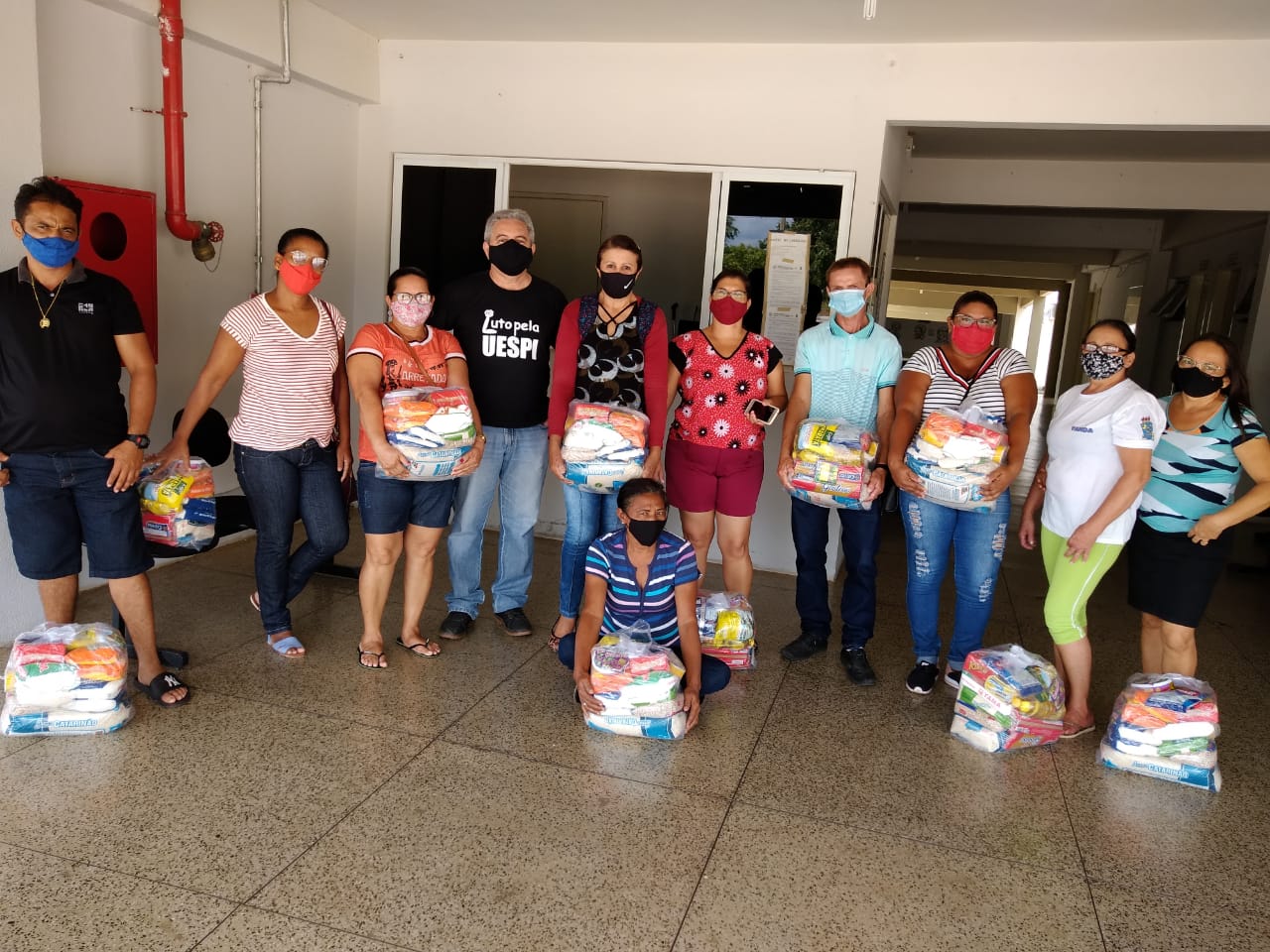 Com salários atrasados, terceirizados da Uespi recebem cestas básicas